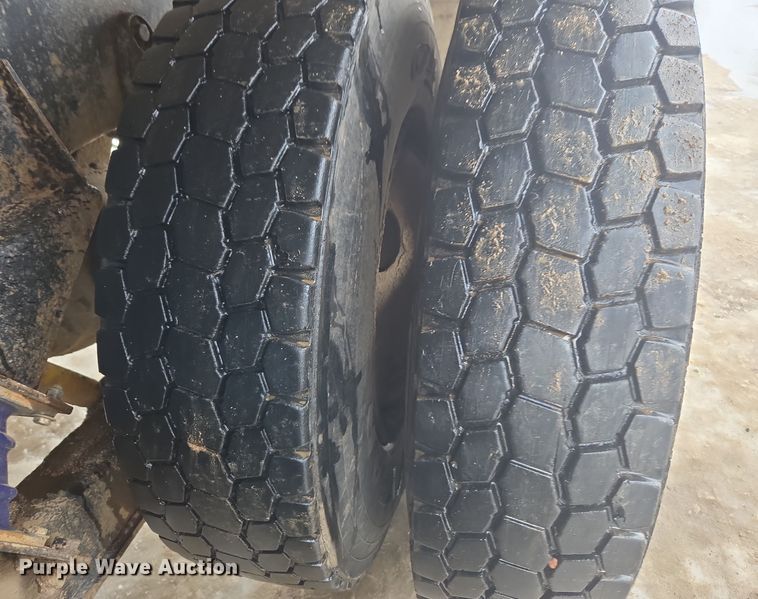 image for item ER5132 2002 International 2574 dump truck