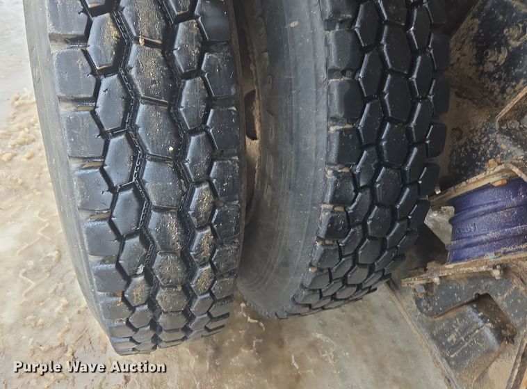 image for item ER5132 2002 International 2574 dump truck