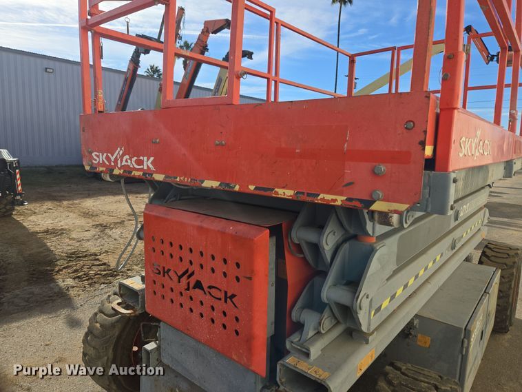 image for item ER5164 2006 Skyjack SJ7127 scissor lift