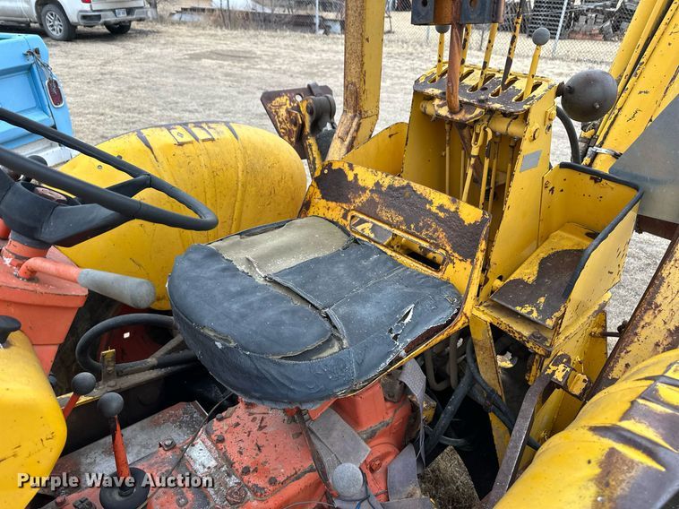 image for item ER8704 1970 Case 480CK backhoe