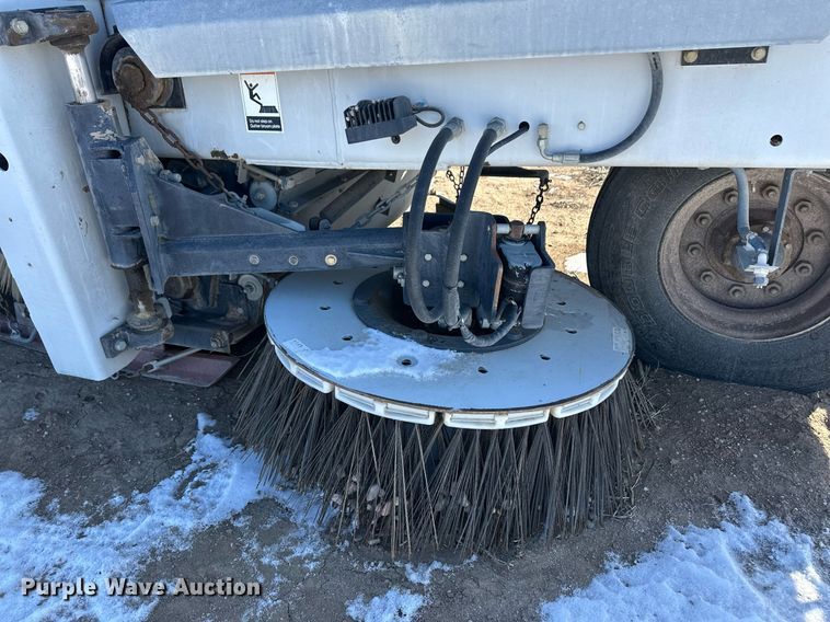 image for item ER8734 2002 Johnston 3000 street sweeper