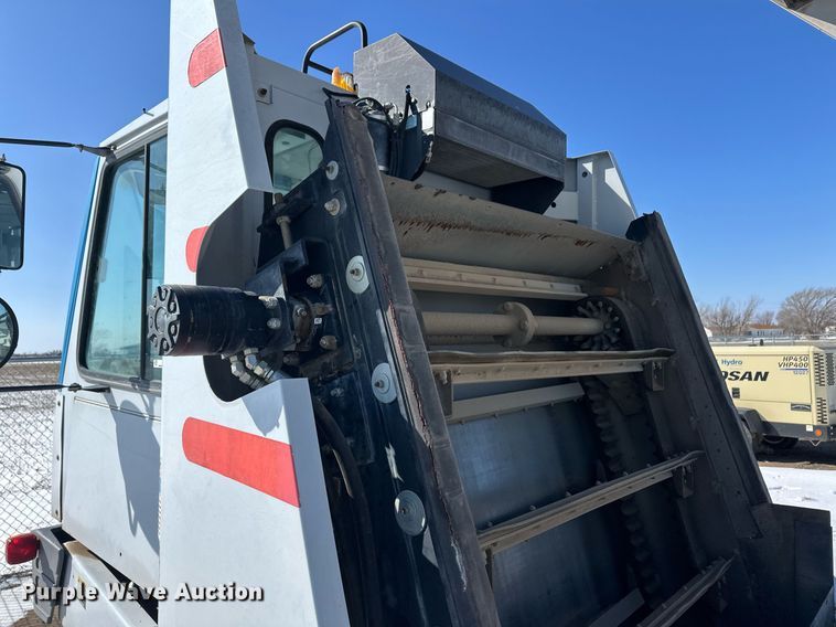 image for item ER8734 2002 Johnston 3000 street sweeper