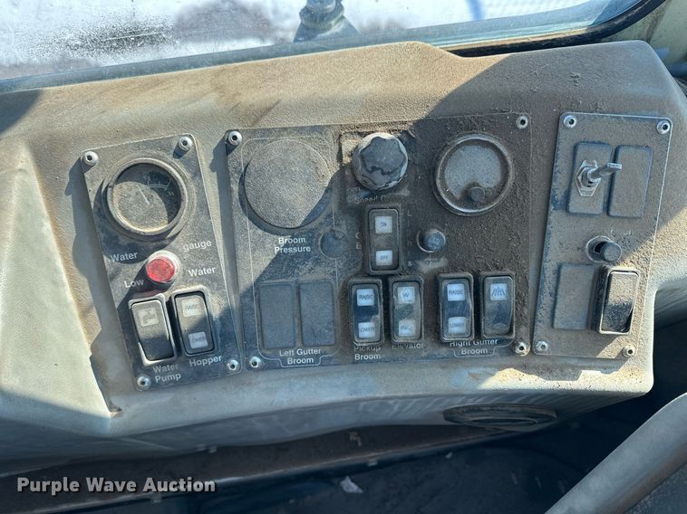 image for item ER8734 2002 Johnston 3000 street sweeper