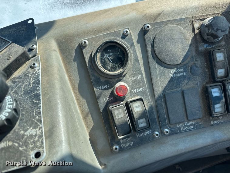 image for item ER8734 2002 Johnston 3000 street sweeper