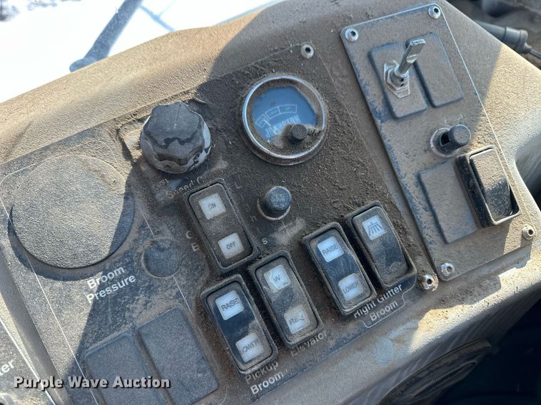 image for item ER8734 2002 Johnston 3000 street sweeper