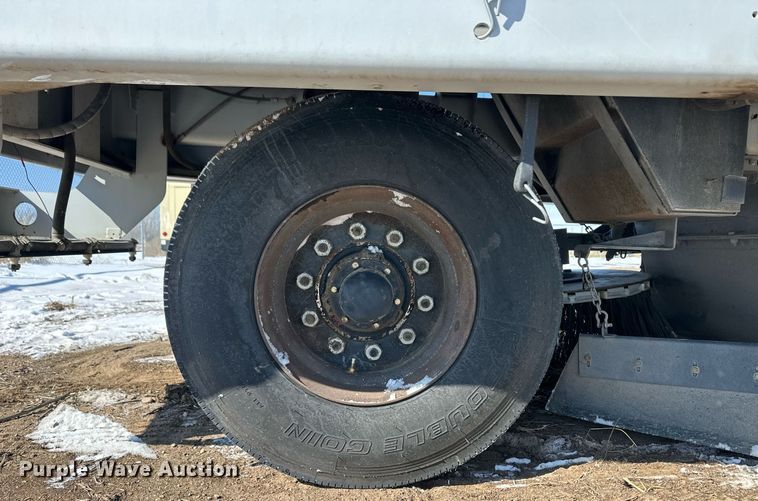 image for item ER8734 2002 Johnston 3000 street sweeper