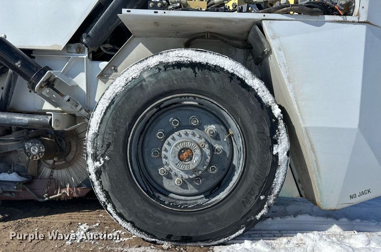 image for item ER8734 2002 Johnston 3000 street sweeper