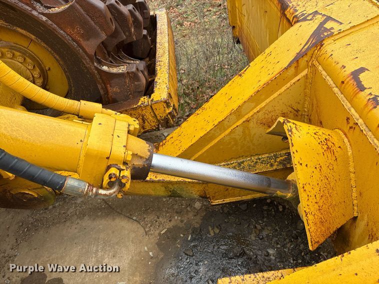 image for item EY9905 1972 Caterpillar 815 soil compactor