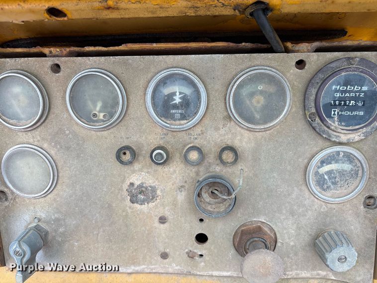 image for item EY9905 1972 Caterpillar 815 soil compactor