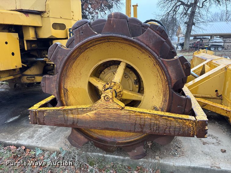image for item EY9905 1972 Caterpillar 815 soil compactor