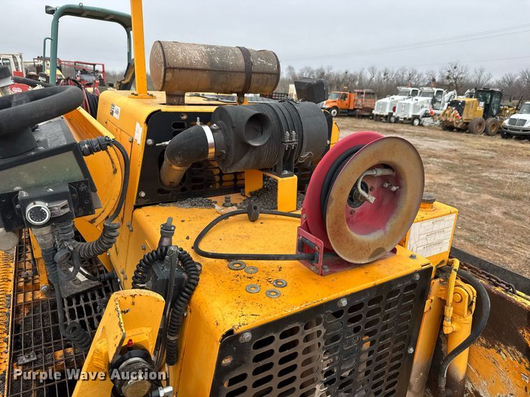 image for item LH9495 2008 Lee Boy L8515 T paver