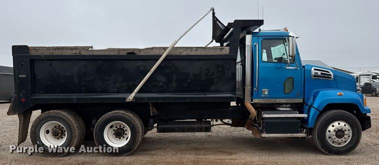 image for item LH9525 2018 Western Star 4700SF dump truck