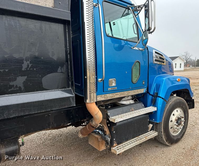 image for item LH9525 2018 Western Star 4700SF dump truck