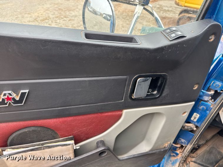 image for item LH9525 2018 Western Star 4700SF dump truck