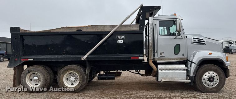 image for item LH9526 2018 Western Star 4700SF dump truck