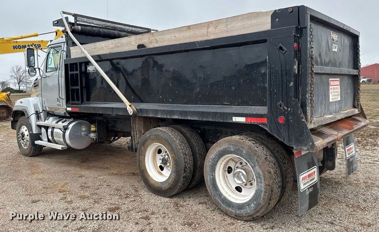 image for item LH9526 2018 Western Star 4700SF dump truck