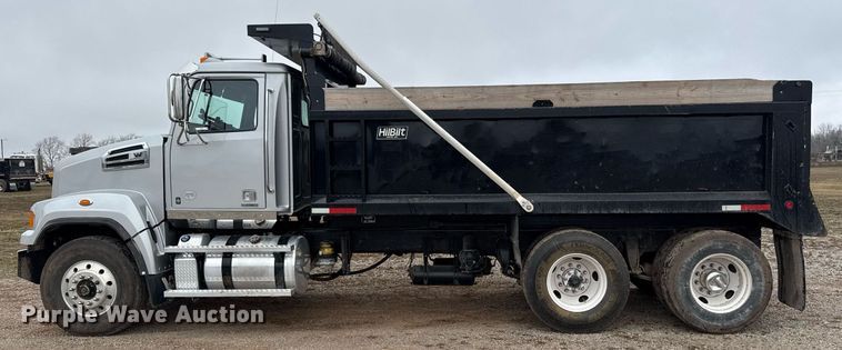 image for item LH9526 2018 Western Star 4700SF dump truck