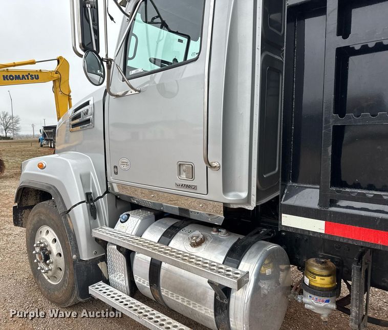 image for item LH9526 2018 Western Star 4700SF dump truck