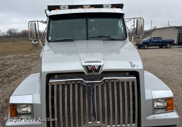 image for item LH9526 2018 Western Star 4700SF dump truck