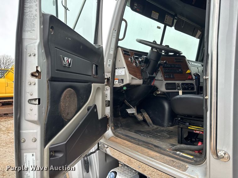 image for item LH9526 2018 Western Star 4700SF dump truck