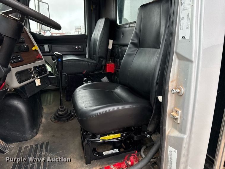 image for item LH9526 2018 Western Star 4700SF dump truck