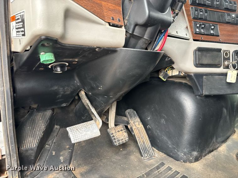 image for item LH9526 2018 Western Star 4700SF dump truck