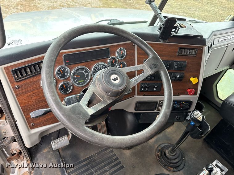 image for item LH9526 2018 Western Star 4700SF dump truck