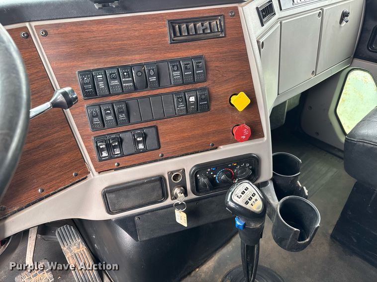 image for item LH9526 2018 Western Star 4700SF dump truck