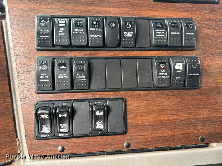 image for item LH9526 2018 Western Star 4700SF dump truck