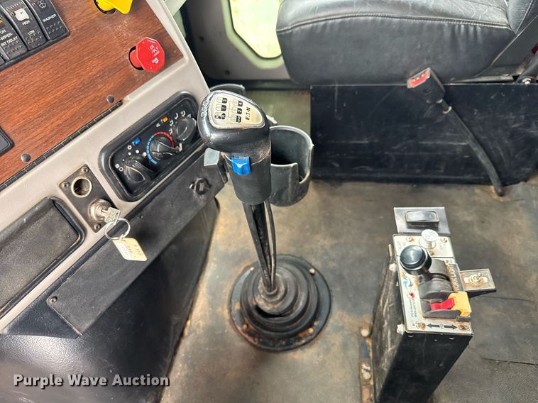 image for item LH9526 2018 Western Star 4700SF dump truck