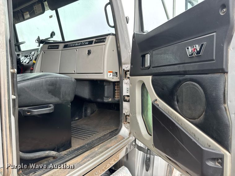 image for item LH9526 2018 Western Star 4700SF dump truck