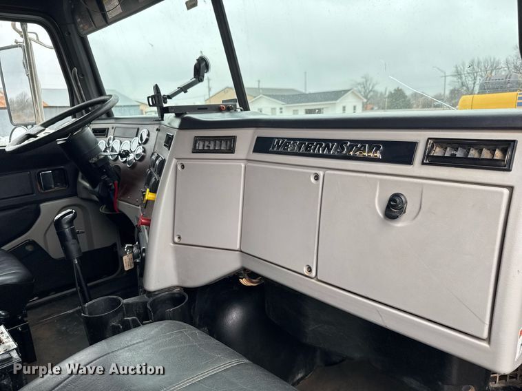 image for item LH9526 2018 Western Star 4700SF dump truck