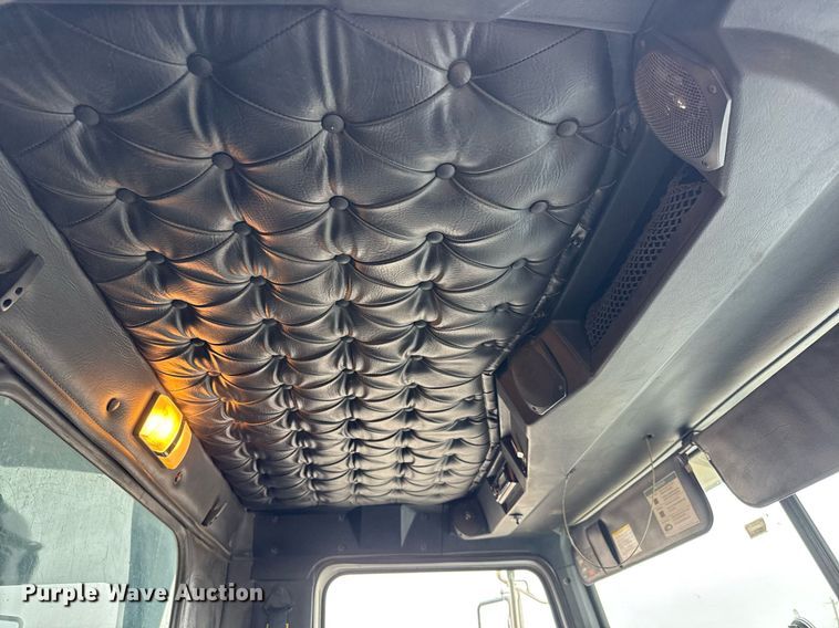 image for item LH9526 2018 Western Star 4700SF dump truck