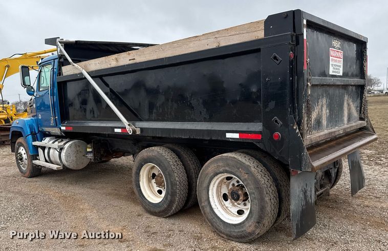image for item LH9527 2018 Western Star 4700SF dump truck
