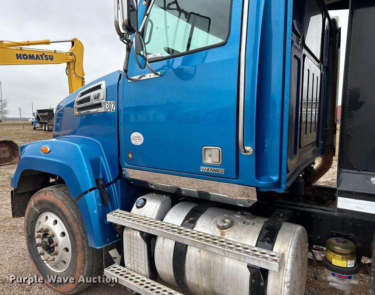 image for item LH9527 2018 Western Star 4700SF dump truck
