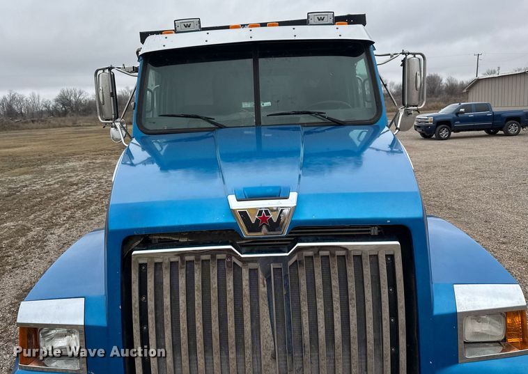 image for item LH9527 2018 Western Star 4700SF dump truck
