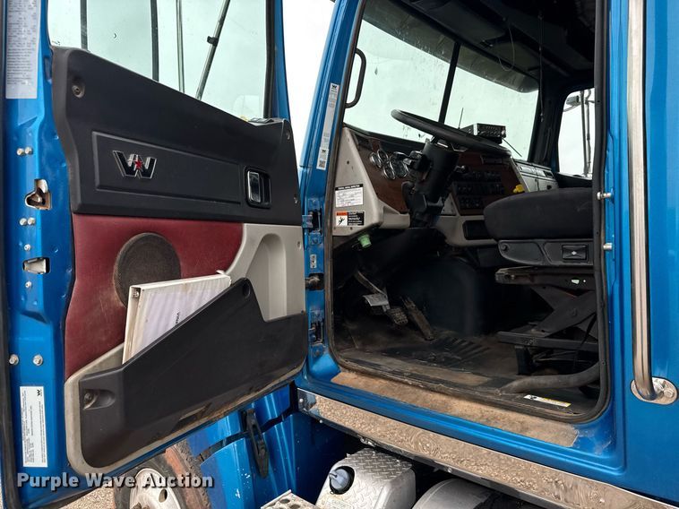 image for item LH9527 2018 Western Star 4700SF dump truck