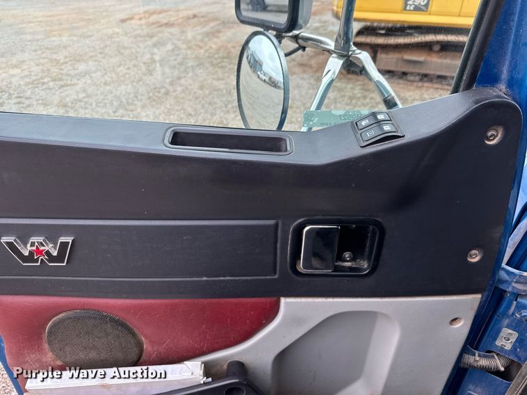 image for item LH9527 2018 Western Star 4700SF dump truck