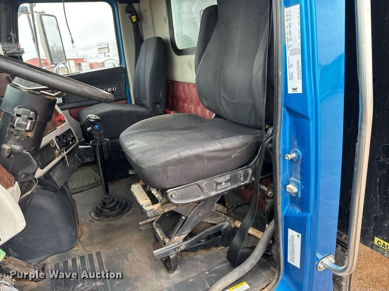 image for item LH9527 2018 Western Star 4700SF dump truck