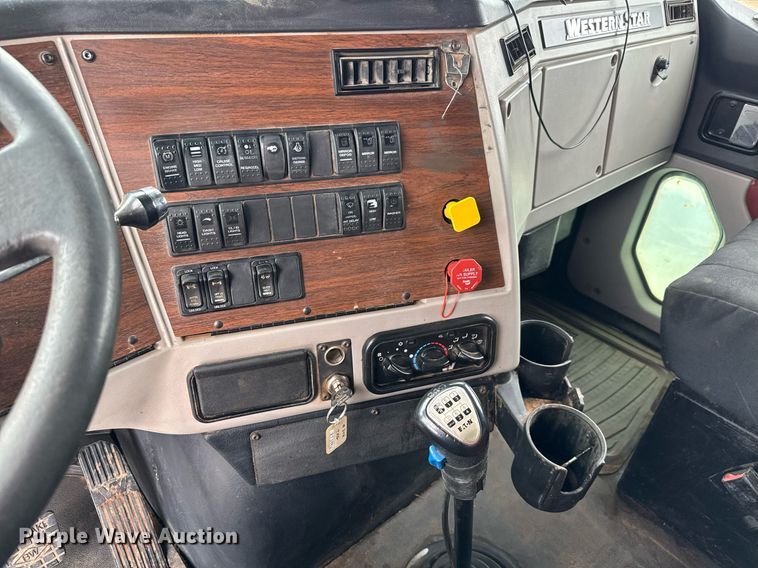 image for item LH9527 2018 Western Star 4700SF dump truck