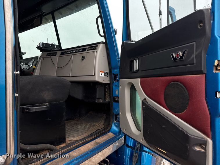 image for item LH9527 2018 Western Star 4700SF dump truck