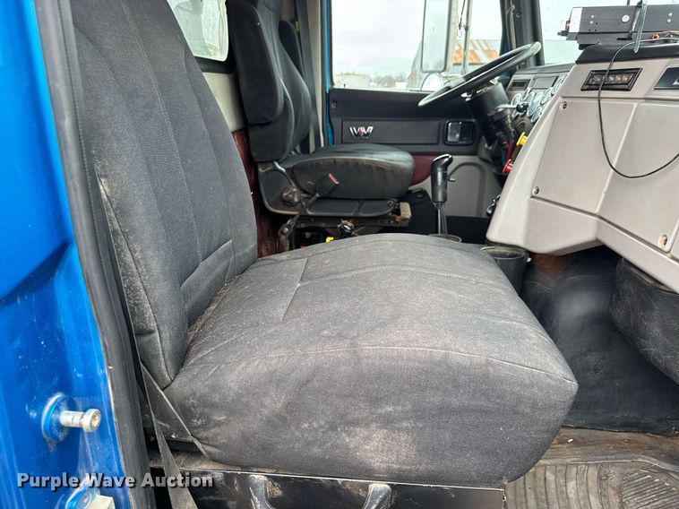 image for item LH9527 2018 Western Star 4700SF dump truck