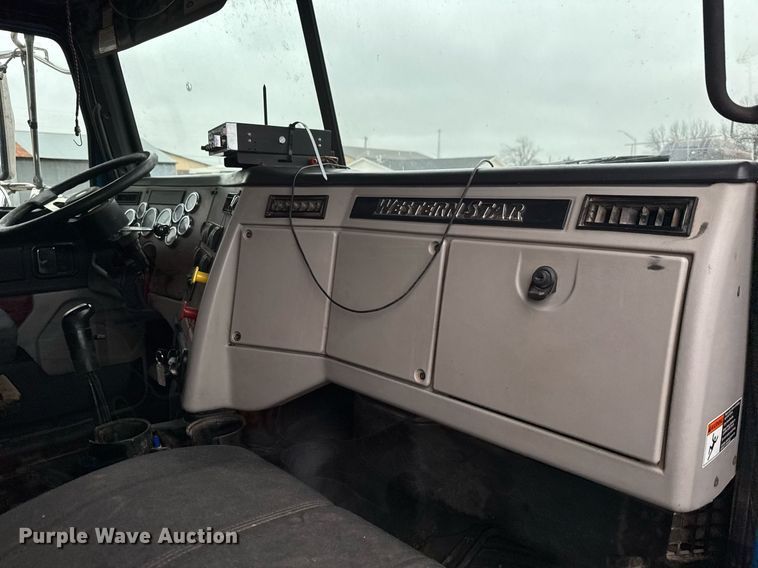 image for item LH9527 2018 Western Star 4700SF dump truck