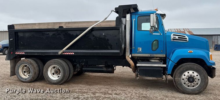 image for item LH9528 2018 Western Star 4700SF dump truck