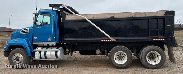 image for item LH9528 2018 Western Star 4700SF dump truck