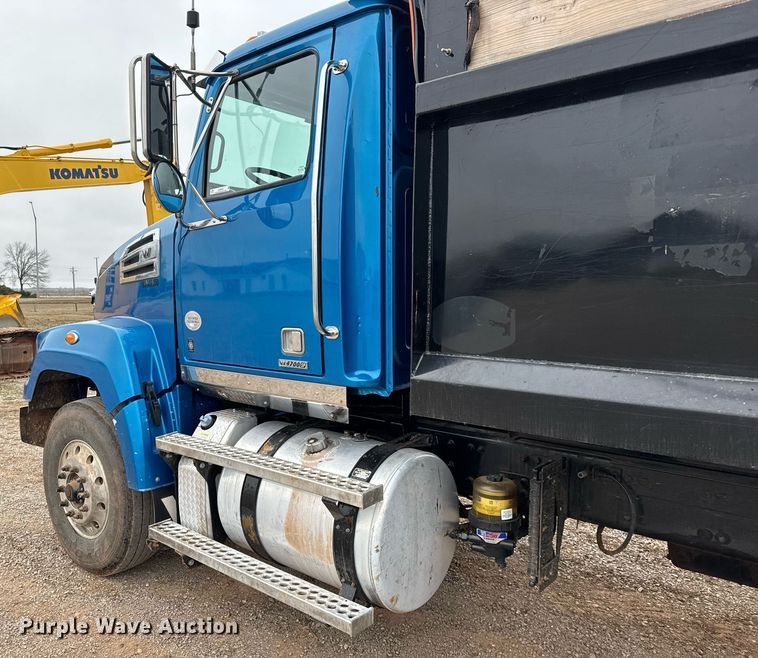 image for item LH9528 2018 Western Star 4700SF dump truck