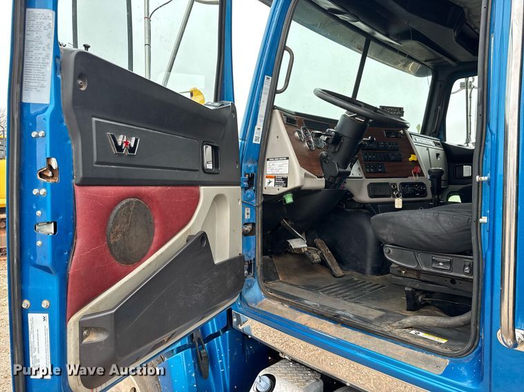 image for item LH9528 2018 Western Star 4700SF dump truck