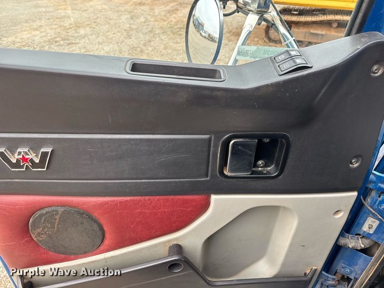 image for item LH9528 2018 Western Star 4700SF dump truck