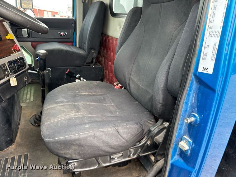 image for item LH9528 2018 Western Star 4700SF dump truck