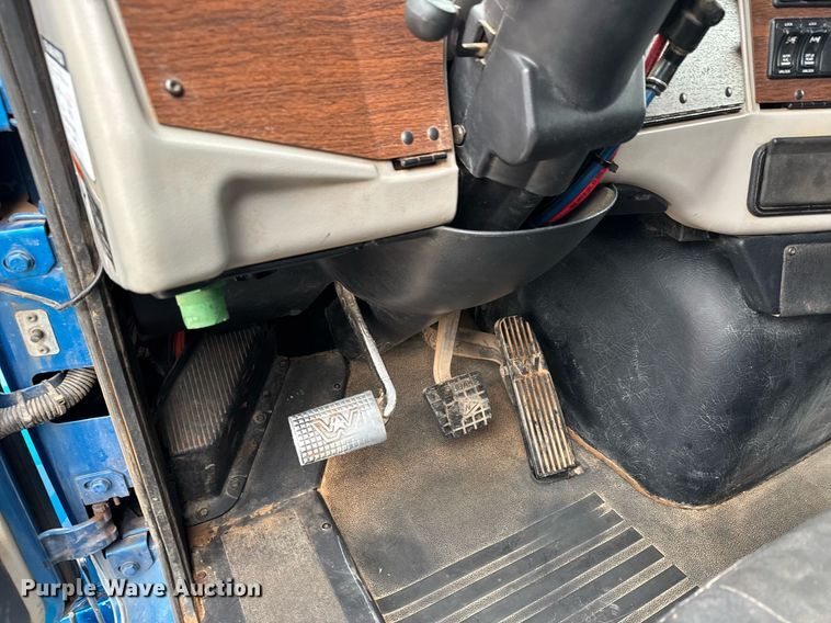 image for item LH9528 2018 Western Star 4700SF dump truck